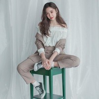 Karena itu hanya akan memicu kenangan-kenangan buruk dan aku tidak ingin lagi berpikir tentang itu. Kapan pun aku menonton YouTube, aku akan melewati video-video itu. Tapi sekarang aku jauh lebih baik, kata Tasha yang kini kembali ke dunia hiburan. Foto: Instagram @tashaalow