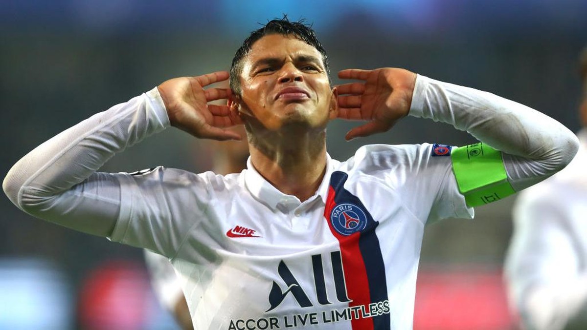 Chelsea meresmikan transfer Thiago Silva (Foto: Dean Mouhtaropoulos/Getty Images)