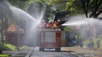 Mobil pemadam kebakaran juga dikerahkan untuk menyemprotkan disinfektan di jalanan yang biasanya ramai oleh lalu lalang wisatawan.