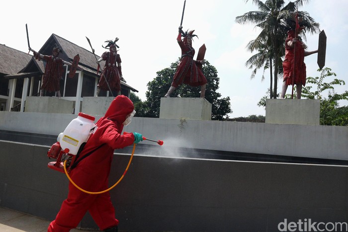 Petugas pemadam kebakaran melakukan penyemprotan disinfektan di Kawasan Taman Mini Indonesia Indah, Jakarta, Rabu (10/6/2020). Penyemprotan ini dilakulan sebelum rencana pembukan kembali taman mini. Taman Mini Indonesia Indah akan membuka kembali pintunya bagi wisatawan. Rencananya, TMII akan dibuka pada 20 Juni 2020.
