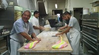 Brian Kito bisa dibilang generasi ketiga yang menjalani toko mochi ini. Sejak remaja Brian sudah menunjukkan keahliannya dalam membuat kue mochi di tahun 1980 sampai sekarang. Foto: Dok. Fugetsu Do