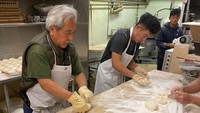 Meski pengunjung Little Tokyo sudah tidak seramai dulu, tapi Brian tetap semangat membuat mochi berkualitas setiap harinya. Dibantu oleh putra dan keluarganya, dapur mochi ini tak pernah sepi. Foto: Dok. Fugetsu Do