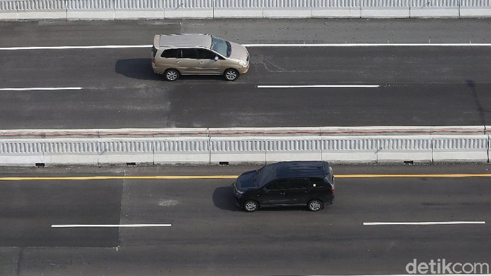 Jalan Tol Jakarta-Cikampek kembali beroperasi usai larangan mudik dan bali lebaran 2020. Berikut foto-foto suasana terkininya.