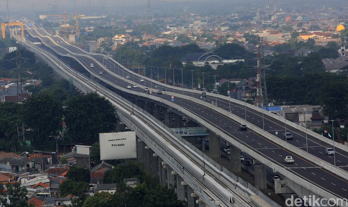Jalan Tol Jakarta-Cikampek kembali beroperasi usai larangan mudik dan bali lebaran 2020. Berikut foto-foto suasana terkininya.
