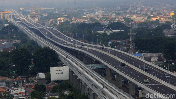 Jalan Tol Jakarta-Cikampek kembali beroperasi usai larangan mudik dan bali lebaran 2020. Berikut foto-foto suasana terkininya.
