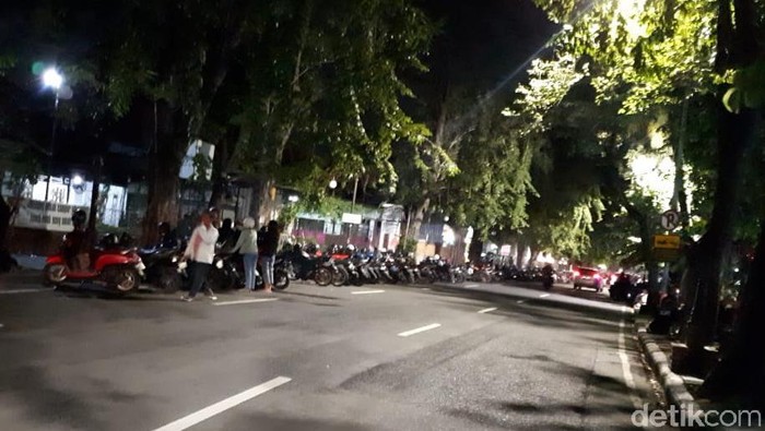 tongkrongan di ketabang kali dipenuhi remaja