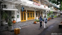 Dua warga melintas diantara kawasan M Bloc yang masih tutup.