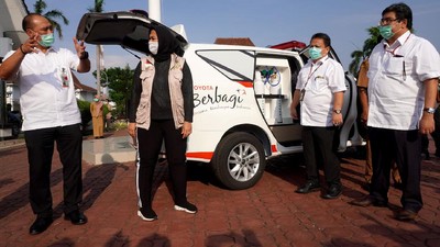 Toyota Donasikan Ambulans ke Pemda Karawang