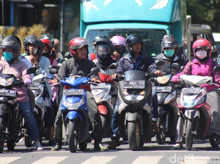Sama seperti Surabaya, Sidoarjo juga tengah menjalani masa transisi menuju new normal. Namun di jalanan masih dijumpai banyak pengendara tak bermasker.