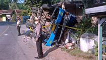 Video Truk Terguling Hantam Rumah di Sukabumi