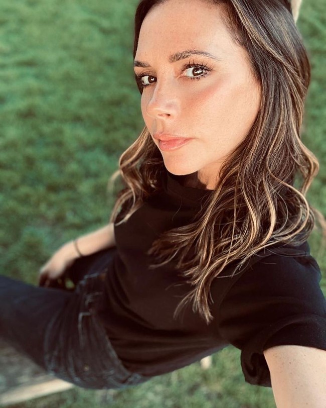 4. Victoria Beckham, 46 tahun. Pola hidup sehat memberi efek signifikan pada desainer berdarah Inggris ini. Parasnya dinilai cantik dan mempesona oleh 28 persen responden. Foto: Instagram @victoriabeckham