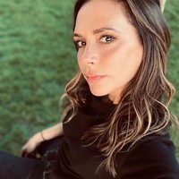 4. Victoria Beckham, 46 tahun. Pola hidup sehat memberi efek signifikan pada desainer berdarah Inggris ini. Parasnya dinilai cantik dan mempesona oleh 28 persen responden. Foto: Instagram @victoriabeckham