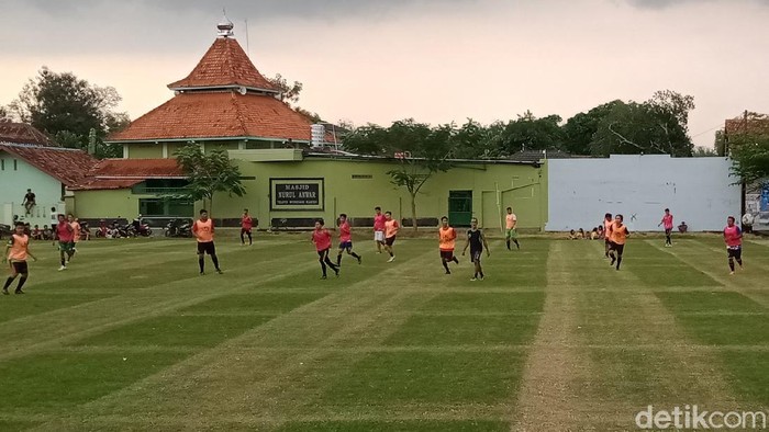 Warga latihan sepak bola Warga desa Teoloyo latihan sepak bola sambut new normal.