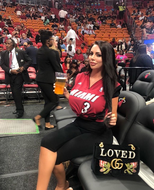 Yvonne mengaku sejak muda punya tubuh yang kurus, hingga dada dan bokongnya pun rata. Dia tak pernah percaya diri dengan tubuhnya.  Foto: Instagram