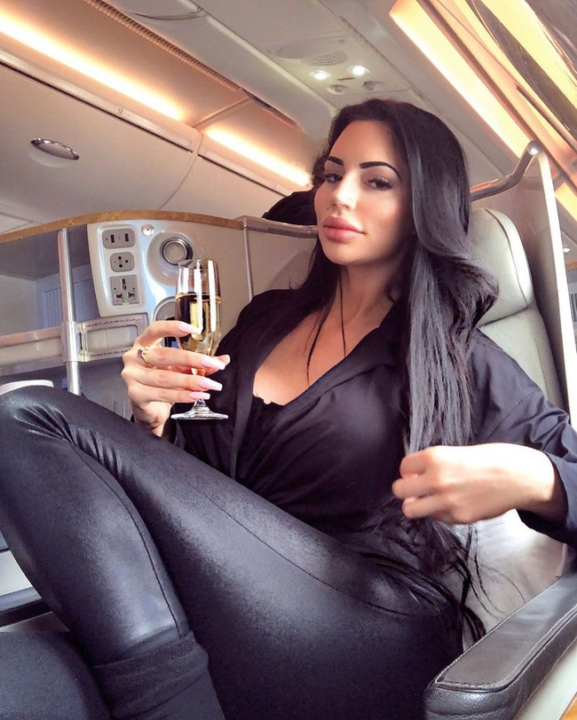 Wanita asal Jerman bernama Yvonne Bar terobsesi punya tubuh seksi bak Kim Kardashian. Yvonne tak segan melakukan operasi payudara hingga bokong yang menghabiskan Rp 500 juta.  Foto: Instagram