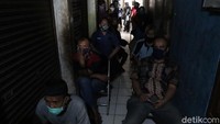 Pantauan detikcom, Kamis (11/6/2020) para pedagang itu mengantre sejak pagi sekitar Pukul 08.30 WIB.