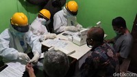 Satu persatu nama pedagang dipanggil dan masuk ke ruangan PD Pasar untuk diambil darah dibagian jari manisnya.