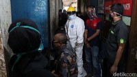 Yang mengikuti rapid test tersebut hanya pedagang pasar. Sedangkan untuk pembeli, diharapkan isolasi mandiri dan memeriksakan dirinya masing-masing ke puskesmas dimana mereka tinggal.