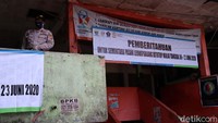 Tak hanya itu, karena masih ada sejumlah pedagang yang memaksakan diri untuk berjualan. Satpol PP Kota Bandung memasang spanduk imbauan pasar ditutup sementara.
