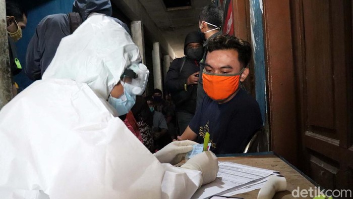 1 Positif Corona, Ratusan Pedagang Pasar Leuwipanjang Ikut Rapid Test Ratusan pedagang di Pasar Leuwipanjang, Kota Bandung, Jawa Barat menjalani rapid test. Tes dilakukan menyusul seorang pedagang positif COVID-19.