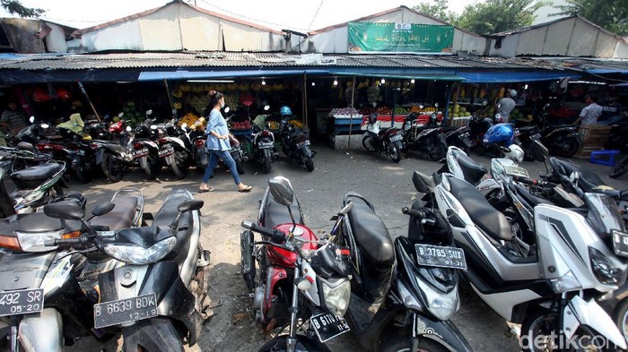 Sebanyak 14 pedagang di Pasar Serdang Kemayoran positif COVID-19. Guna antisipasi virus Corona para pedagang yang berjualan disana terapkan protokol kesehatan.