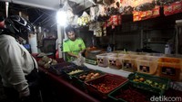 Meski begitu, terlihat masih ada sejumlah pedagang yang tak mengenakan masker saat beraktivitas di Pasar Serdang Kemayoran.