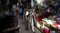  Aktivitas di Pasar Serdang Kemayoran pun tampak masih bergeliat. Sejumlah toko tampak masih buka menjajakan beragam dagangannya.