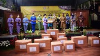 20 Ribu masker batik ini dibeli dari para pengrajin batik kecil di seluruh wilayah Jawa dan Sumatera yang terkena dampak ekonomi akibat wabah COVID-19.
