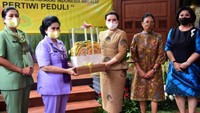 Ketua Yayasan Batik Indonesia (YBI) Yanti Airlangga Hartarto (ketiga dari kanan) menyerahkan secara simbolis bantuan 20 ribu masker batik kain kepada Ketua Umum Dharma Pertiwi, Nanny Hadi Tjahjanto (kedua dari kiri) di Jakarta, Rabu (10/6/2020).