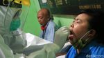 Ekspresi Pedagang Pasar Petojo Enclek Saat Tes Swab Corona