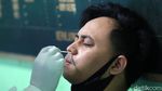 Ekspresi Pedagang Pasar Petojo Enclek Saat Tes Swab Corona