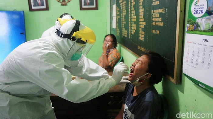 42 Pedagang Pasar Petojo Enclek Jalani Tes Swab Pegadang menjalani test swab PCR di Pasar Petojo Encek, Jakarta, Kamis (11/6/2020). Sebanyak 42 pedagang menjalani test swab pcr yang dilakukan oleh petugas kesehatan puskesmas kecamatan Gambir.