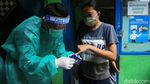 Ekspresi Pedagang Pasar Petojo Enclek Saat Tes Swab Corona