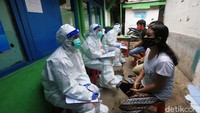 Tim medis mendata para pedagang yang akan menjalani tes swab.