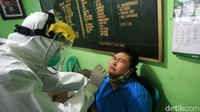 Pegadang menjalani tes swab PCR di Pasar Petojo Encek, Jakarta, Kamis (11/6/2020).