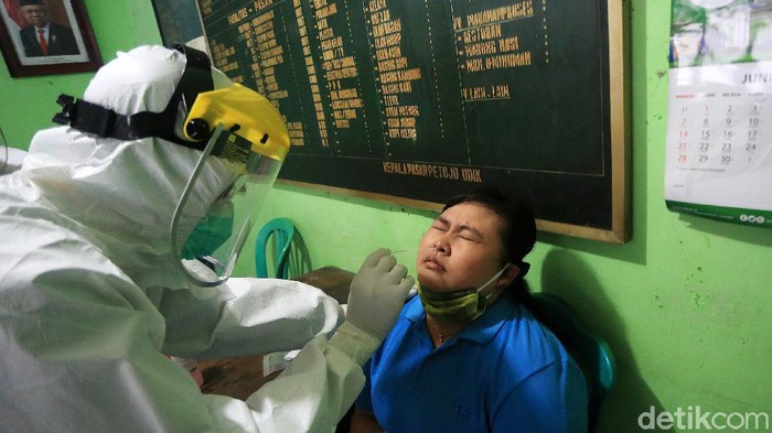 42 Pedagang Pasar Petojo Enclek Jalani Tes Swab Pegadang menjalani test swab PCR di Pasar Petojo Encek, Jakarta, Kamis (11/6/2020). Sebanyak 42 pedagang menjalani test swab pcr yang dilakukan oleh petugas kesehatan puskesmas kecamatan Gambir.