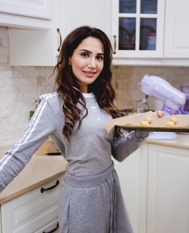 Ini adalah video yang aneh untuk direkam sekarang dengan segala sesuatu yang terjadi di dunia. Tapi aku telah menunda karena telah ada begitu banyak terjadi di seluruh dunia dan aku tidak sepenuhnya yakin sekarang adalah waktu yang tepat. Tapi aku memang merasa sekarang adalah waktu yang tepat karena ada banyak yang ingin aku katakan dan melakukan hal itu terkait dengan proyek lain yang aku kerjakan. Dan aku tidak ingin terus menjadi sesuatu yang menjadi orang lain inginkan di dunia maya, dibandingkan dengan kehidupan pribadi aku dalam dunia nyata. Karena beberapa hari yang lalu aku berhenti mengenakan hijab dan aku merasa seperti aneh ketika aku tidak memakainya dalam kehidupan pribadi dan menundanya demi konten karena itu tidak benar, demikian Amena berbincara dalam videonya yang hingga saat ini sudah ditonton lebih dari 518 ribu kali di YouTube. Foto: Instagram @amenakhan