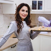 Ini adalah video yang aneh untuk direkam sekarang dengan segala sesuatu yang terjadi di dunia. Tapi aku telah menunda karena telah ada begitu banyak terjadi di seluruh dunia dan aku tidak sepenuhnya yakin sekarang adalah waktu yang tepat. Tapi aku memang merasa sekarang adalah waktu yang tepat karena ada banyak yang ingin aku katakan dan melakukan hal itu terkait dengan proyek lain yang aku kerjakan. Dan aku tidak ingin terus menjadi sesuatu yang menjadi orang lain inginkan di dunia maya, dibandingkan dengan kehidupan pribadi aku dalam dunia nyata. Karena beberapa hari yang lalu aku berhenti mengenakan hijab dan aku merasa seperti aneh ketika aku tidak memakainya dalam kehidupan pribadi dan menundanya demi konten karena itu tidak benar, demikian Amena berbincara dalam videonya yang hingga saat ini sudah ditonton lebih dari 518 ribu kali di YouTube. Foto: Instagram @amenakhan