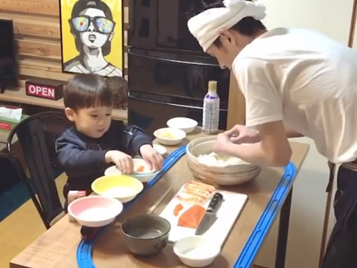 anak dan ayah bikin resto sushi