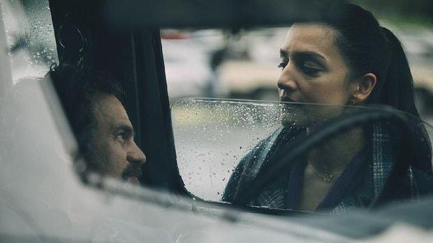 Archie Panjabi di 'I Know This Much Is True' HBO