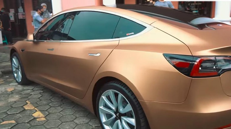 Obat Sedih Ashanty Beli Tesla  Model 3 Kelir Emas