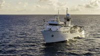 Kapal induk, Drop Drop DSSV, di tengah Samudra Pasifik yang membawa alat dan tim ekspedisi penyelaman ke Palung Mariana. Hingga saat ini hanya ada delapan orang telah mencapai Challenger Deep, titik terdalam bumi.
