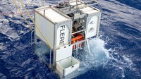 Sebelum tim menyelam, EYOS sudah mengirim alat ke dasar lautan untuk mengukur suhu, salinitas yang akan membantu ekspedisi di tempat gelap itu. Ini bukan kali pertama Limiting Factor mengunjungi Challenger Deep.