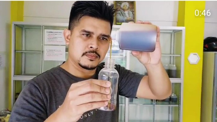 atraksi penjual madu