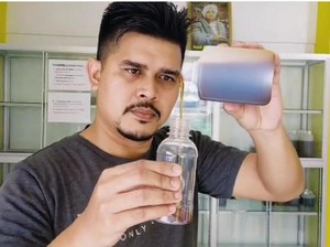 Tuang Madu Sambil Atraksi, Pria Ini Disebut Mirip Bartender