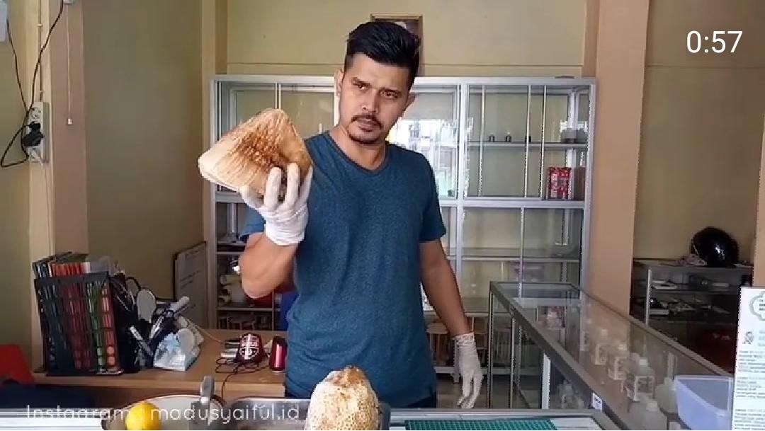 atraksi penjual madu