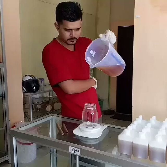 atraksi penjual madu
