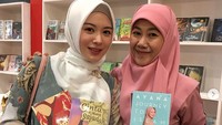 Ayana juga ternyata mengenal penulis Tanah Air seperti Asma Nadia. Dok. Instagram/xolovelyayana