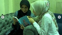 Selain itu ia juga tampak berbagi cerita soal bukunya tersebut ke pada Fenita Arie. Dok. Instagram/xolovelyayana