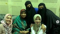 Ayana pun tampak berpose bersama Dewi Sandra. Dok. Instagram/xolovelyayana